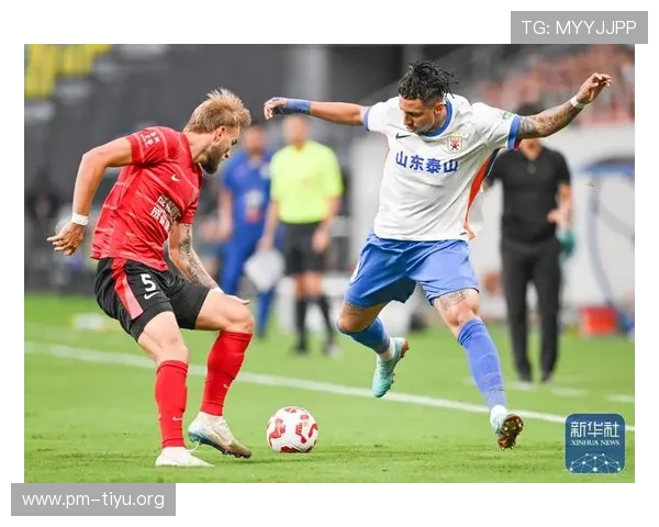 成都蓉城足球基地观察球员分组训练 成都球迷雄起助力中超梦想